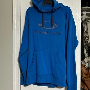 Authentic Oakley hoodie with tech pocket